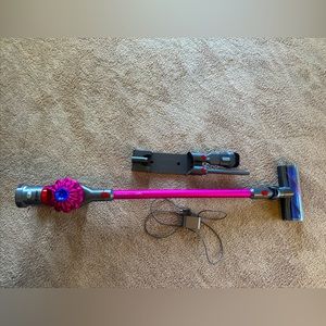 Dyson V7 - with wall mount and attachments